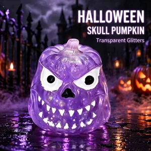 Detailansicht eines lila durchscheinenden Halloween Kürbis Skelett Spielzeugs mit Glitzer