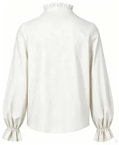 Vista posteriore di una camicia medievale bianca da uomo con collo a ruche