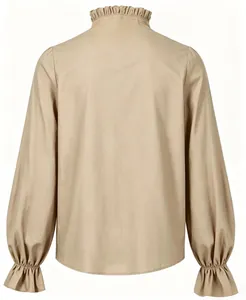 Vista posteriore di una camicia medievale beige con colletto a balze e maniche a sbuffo