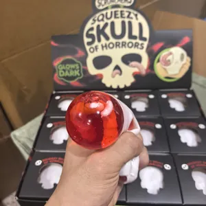 Jouet anti-stress Squeezy Skull of Horrors Halloween avec vers phosphorescents Doux