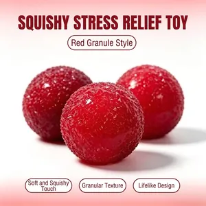 Detalle macro de un juguete squishy de madroño rojo con una textura muy realista