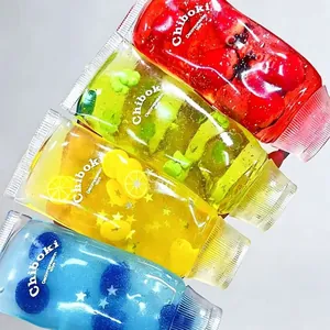 Detailansicht farbenfroher Antistress-Spielzeuge in Form von Zahnpastatuben mit Fruchtmotiv.