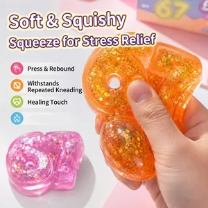 Dettaglio di una mano che schiaccia il giocattolo antistress arancione numero 67 glitter