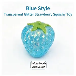 Detailaufnahme eines blauen, durchsichtigen Erdbeer-Squishy-Spielzeugs mit Glitzer