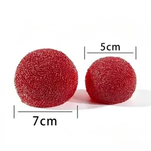 Vista de dos bolas antiestrés rojas con textura de 5 cm y 7 cm de diámetro para relajación hoy