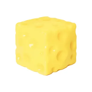 Primer plano de un juguete blando con forma de cubo de queso amarillo realista de TPR suave.