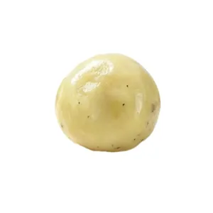 Palla antistress realistica a forma di purè di patate per gioco sensoriale, sfondo bianco.