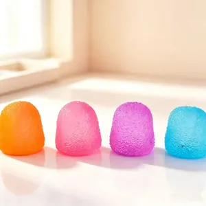 Primer plano de juguetes blandos coloridos con forma de caramelo y textura de azúcar.