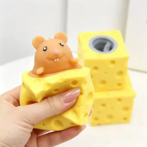 Primer plano de un juguete para apretar con forma de queso y ratón para el estrés