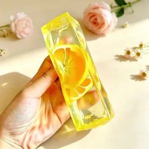 Makroaufnahme eines transparenten gelben Zitronen-Squishies zum Stressabbau und zur Entspannung