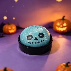 Juguete antiestrés de fantasma de Halloween azul brillante sobre un fondo morado temático