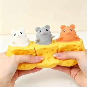 Primer plano de manos apretando juguetes antiestrés de silicona de queso y ratón