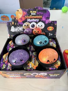 Vista detallada de juguetes antiestrés con purpurina para Halloween en caja
