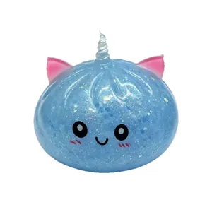 Κοντινό πλάνο από μπλε γκλίτερ μονόκερο dumpling squishy με χαριτωμένο πρόσωπο