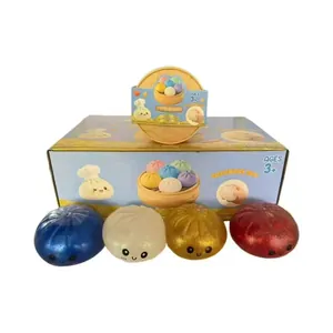 Dettaglio di giocattoli baozi colorati e glitterati nella loro scatola originale