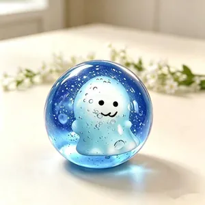 Nahaufnahme einer blauen Kristallkugel mit einer süßen weißen Geisterfigur für Halloween Deko