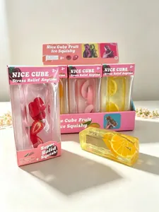 Nahaufnahme von Nice Cube Frucht-Eis-Squishy-Spielzeug mit realistischen Fruchtstücken
