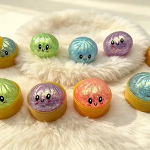 Vista dettagliata di colorati baozi antistress glitterati con espressioni carine