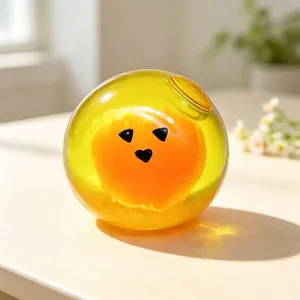 Detailansicht eines durchscheinenden gelben Quetschballs mit süßem orangefarbenem Kern.