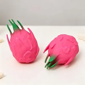 Gros plan de deux jouets à presser en forme de fruit du dragon réalistes anti-stress.