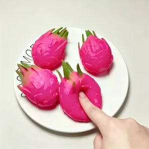 Vue macro détaillée d'un jouet anti-stress pitaya souple pressé par une main humaine