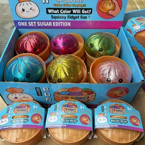 Λεπτομερής προβολή πολύχρωμων παιχνιδιών squishy dumpling με γκλίτερ σε συσκευασία