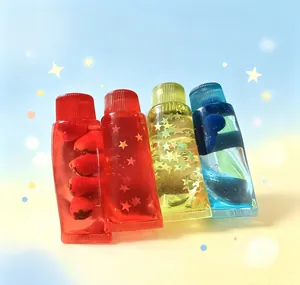 Gros plan de quatre jouets squishy transparents en forme de tube de dentifrice coloré.