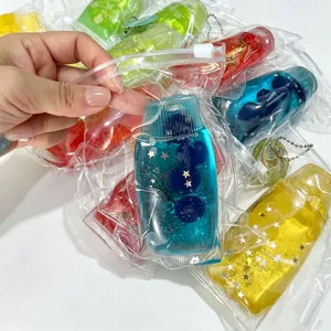 Vue détaillée de jouets squishy en forme de dentifrice avec des étoiles pailletées.