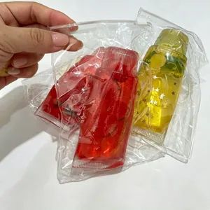 Vue détaillée de jouets anti-stress en forme de dentifrice dans des sacs transparents