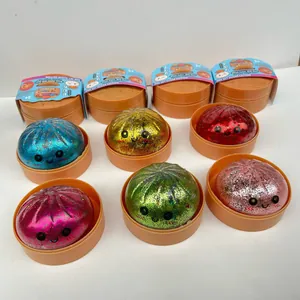 Set de juguetes antiestrés con forma de bollo brillante en mini cestas naranjas.
