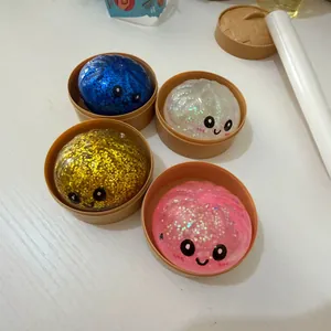 Set de 4 juguetes antiestrés con forma de pan al vapor con purpurina y caras bonitas
