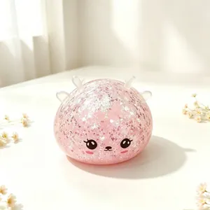 Détail macro montrant la texture pailletée rose d'un jouet anti-stress renne mignon