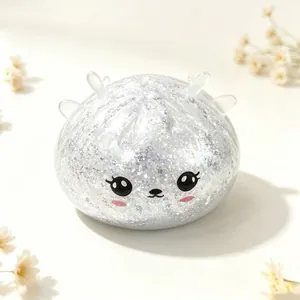 Détail d'un squishy renne pailleté argenté avec visage mignon et bois de cerf clairs