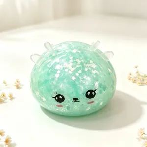 Détail d'un jouet squishy renne vert menthe avec paillettes scintillantes et visage mignon