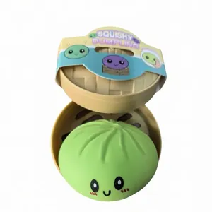 Adorabile giocattolo squishy a forma di gnocco verde con faccina in un vaporizzatore