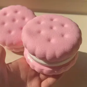 Détail macro d'un jouet squishy en PU à rebond lent macaron rose biscuit sandwich