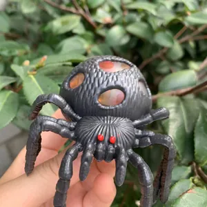 Detailansicht eines schwarzen Spinne-Stressspielzeugs mit bunten Quetschball für Halloween