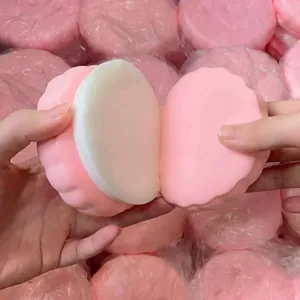Gros plan d'un jouet squishy macaron rose avec garniture à la crème