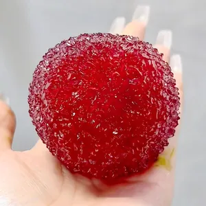 Primer plano de un juguete antiestrés de madroño rojo con textura realista granulada
