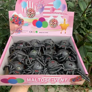 Displaybox gefüllt mit schwarzen Halloween-Spinne-Quetschspielzeugen zum Stressabbau
