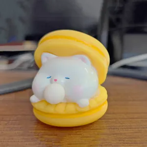 Lindo juguete para apretar de gato macaron amarillo para aliviar el estrés diario