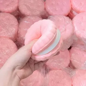 Détail en gros plan d'un jouet squishy macaron rose à rebond lent pour soulager le stress