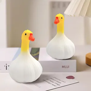 Nahaufnahme von zwei kreativen Knoblauchenden-Quetschspielzeugen aus Slow-Rebound-Material