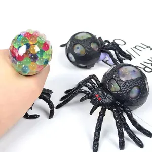 Detailaufnahme eines schwarzen Spinne-Stressspielzeugs mit bunten Wasserperlen zum Drücken
