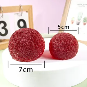 Primer plano de juguetes antiestrés de bayberry rojo texturizado en 5 cm y 7 cm