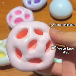 Balle anti-stress malléable faite main remplie de sable spatial pour le soulagement sensoriel