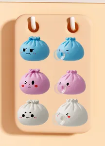 Vista dettagliata di colorati squishy a forma di raviolo con espressioni carine e bolle