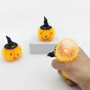 Detail eines leuchtenden Halloween-Kürbis-Pufferballs, der den Lichteffekt zeigt.
