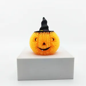 Detailansicht eines weichen, stacheligen Halloween-Kürbis-Stressballs mit Hexenhut.