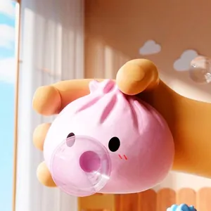 Simpatico squishy a forma di panino rosa antistress mostrato mentre viene spremuto
